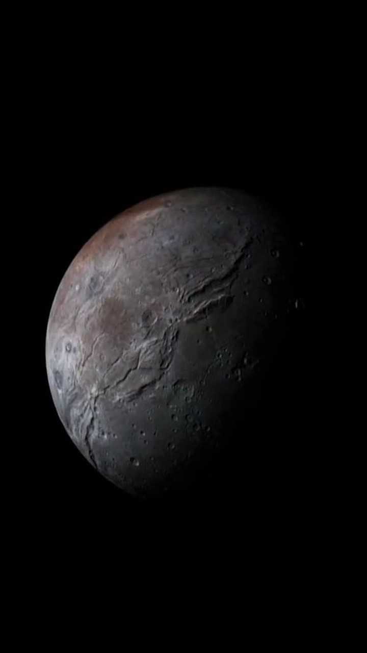 卡戎与冥王星为伴一个黑暗与寒冷的孤寂世界在卡戎表面有一条神秘的