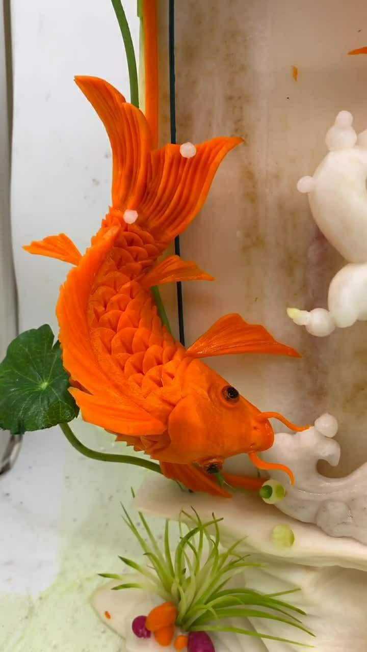 自制的食雕鲤鱼跳龙门,看来会个手艺真的很重要