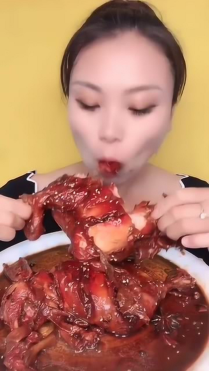 美女直播吃大鸡腿呲溜呲溜的吃起来这声音听着太馋人了