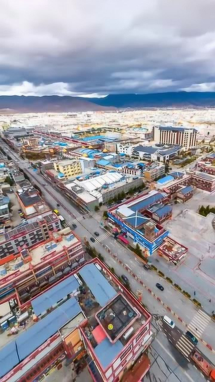 航拍云南香格里拉,俯瞰城市全景超壮观,这一幕美得让人窒息