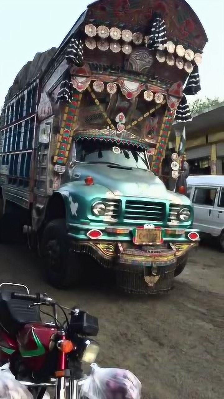 印度的大卡车改装后的样子,司机这是想开去哪里啊,真是太牛了吧!