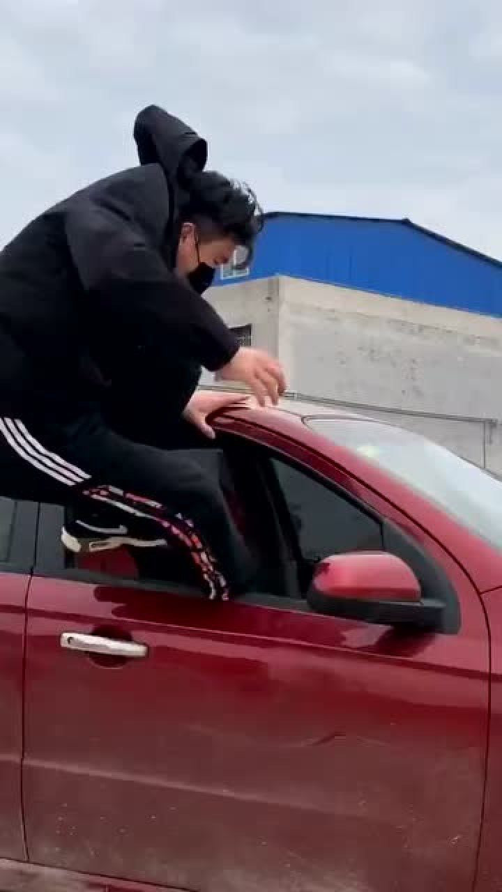 小伙表演乌鸦哥的上车经典动作这姿势真是太帅了