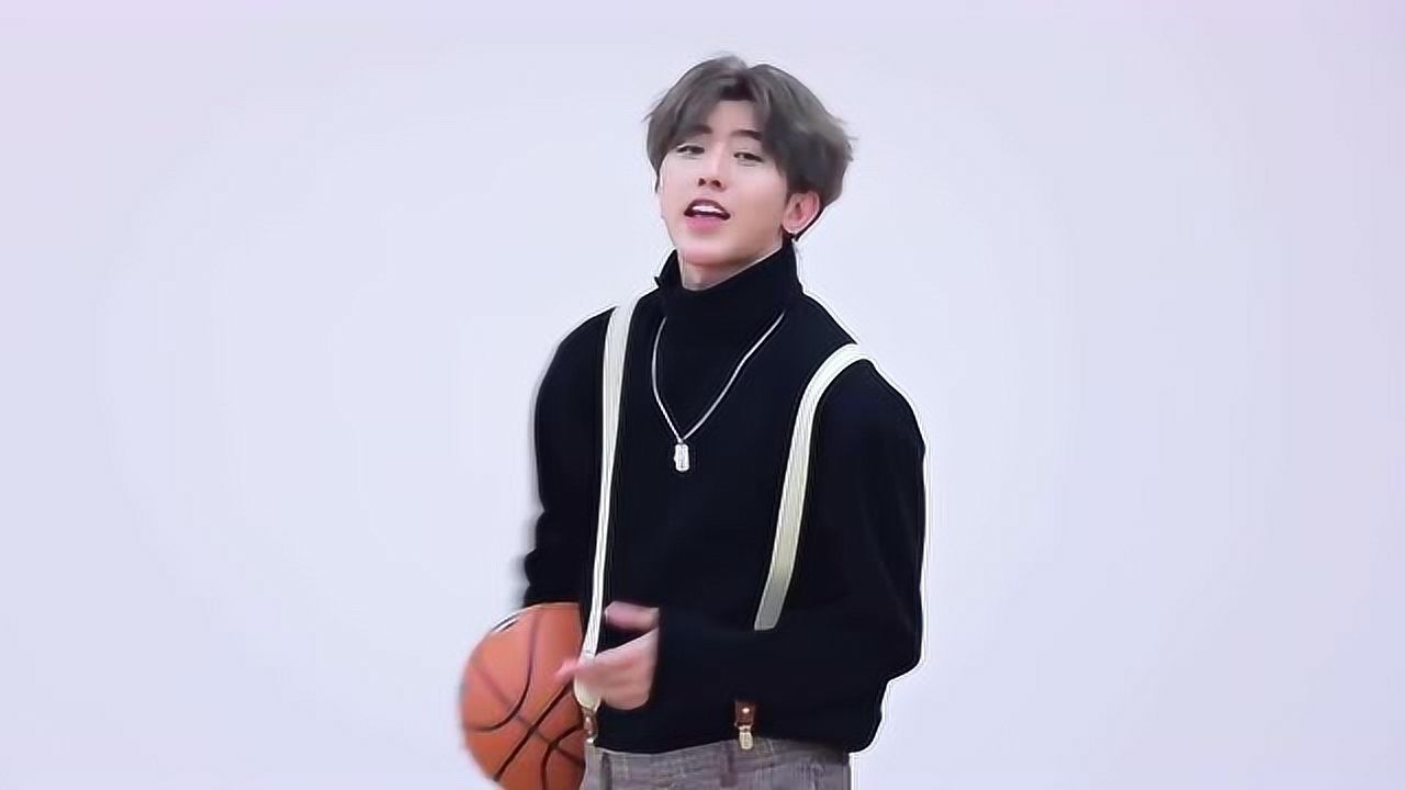 蔡徐坤100初印象坤坤现场表演唱跳rap篮球