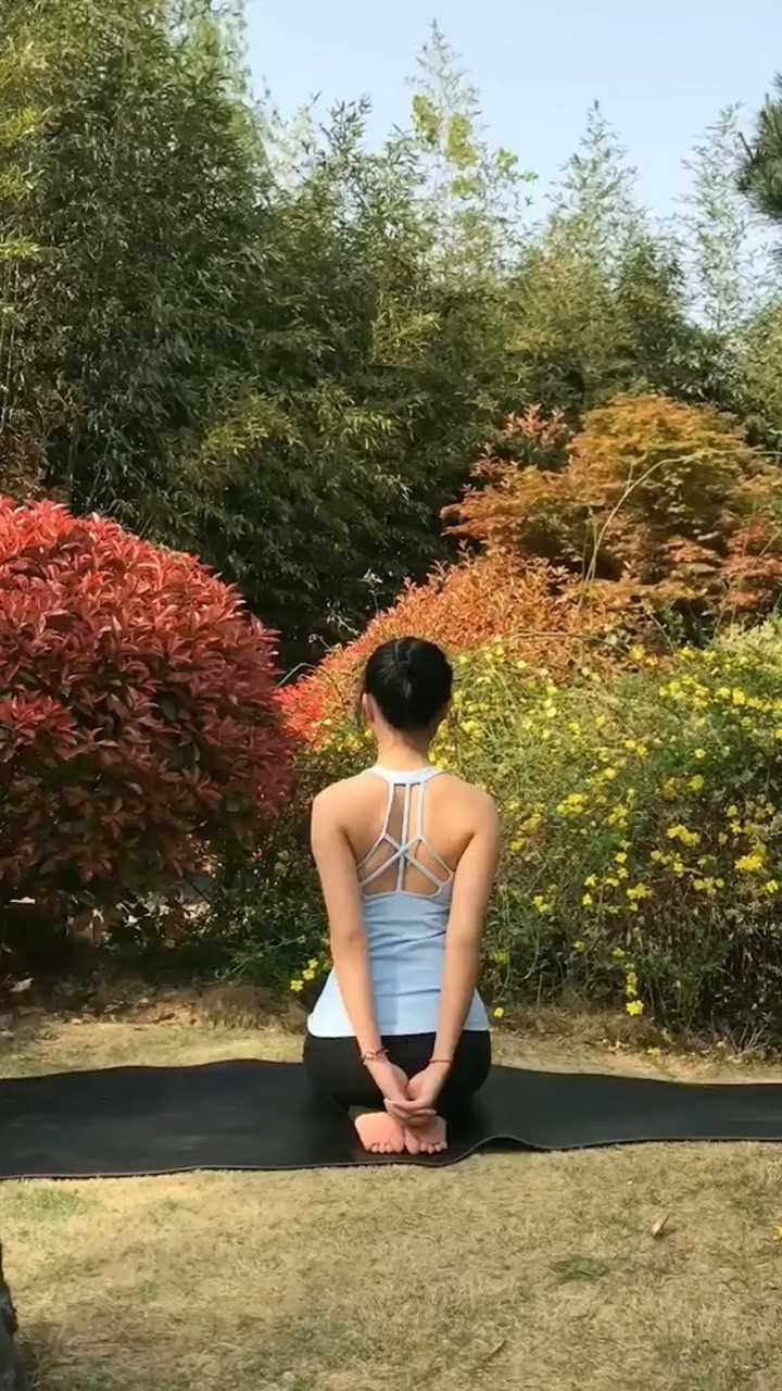 背薄一寸年轻10岁每天30次三组有效消除富贵包让你7天变身背影女神