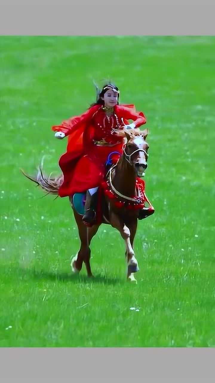 西域美女在草原上骑马美爆了太飒了