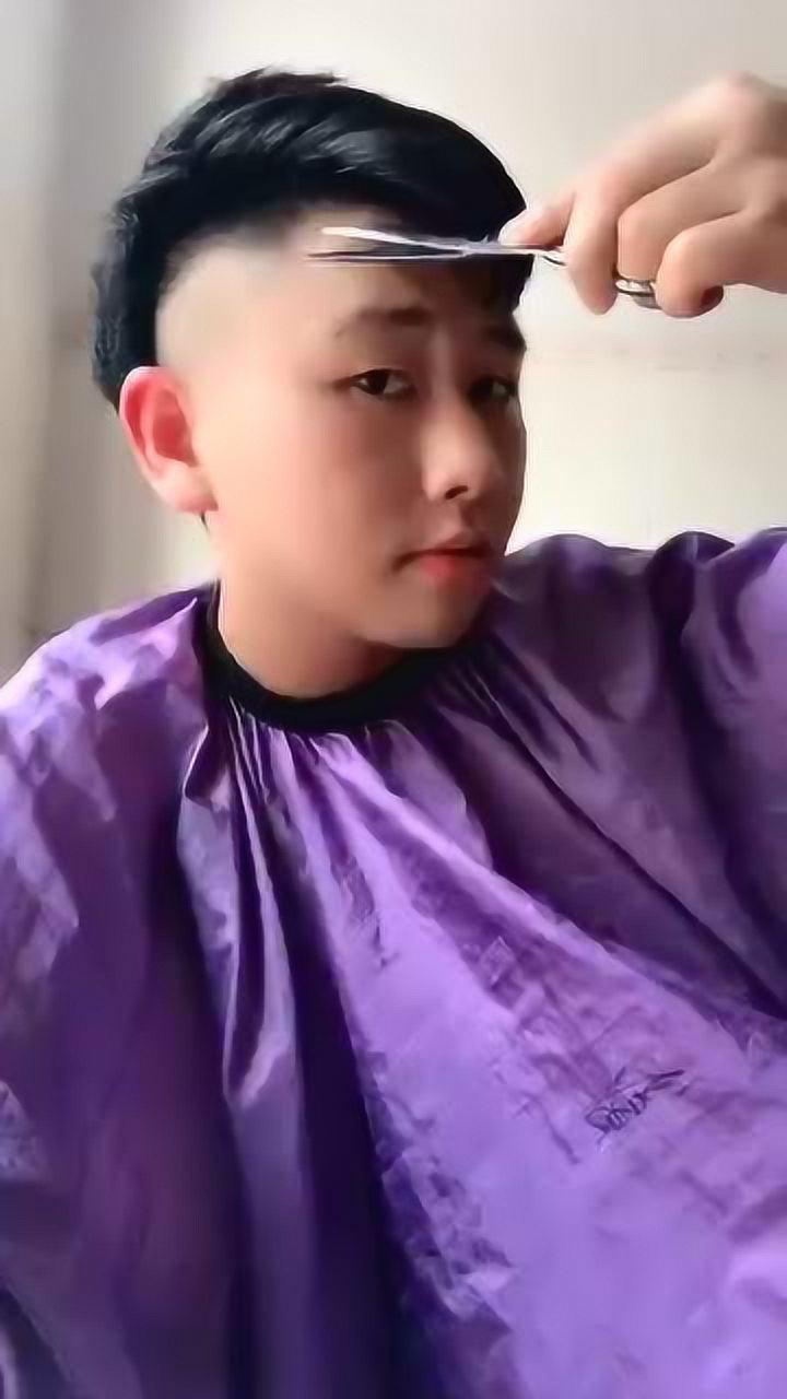 技术高超的托尼老师给自己剪头发竟然是这样