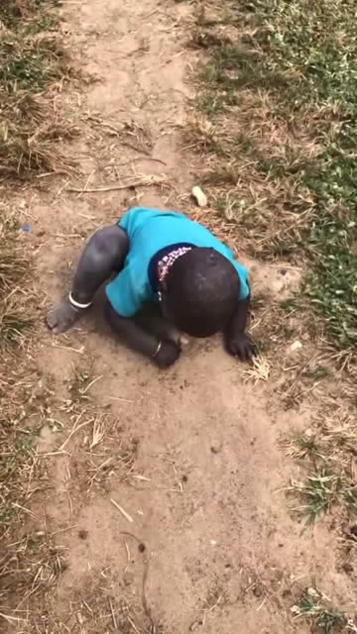 非洲原始小孩能穿的起衣服都是土豪这小孩是个富二代