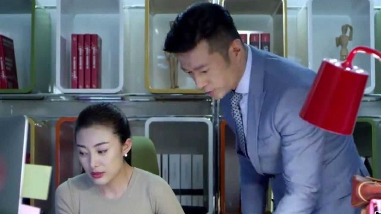 暖男记美女秘书犯胃病总裁担心不已急忙把她送往医院