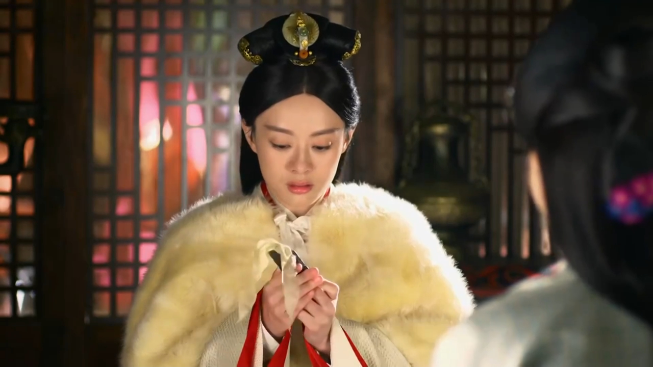 芈月传:芈月给宠妃送丝绸,见桌上通关符节,秒懂真凶是