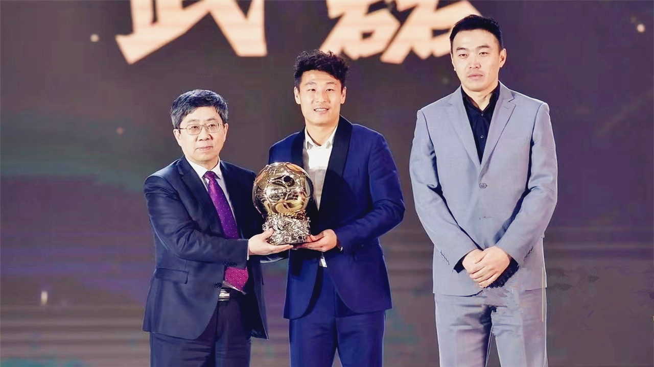 武磊第4次获得中国金球奖,感叹国足成绩差受之有愧