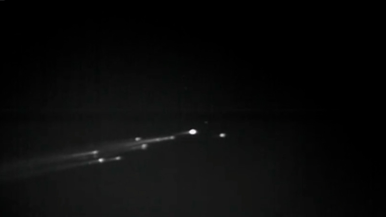 神二十进入“黑障区”:天空划出火流星 舱外温度可达上千摄氏度_腾讯新闻