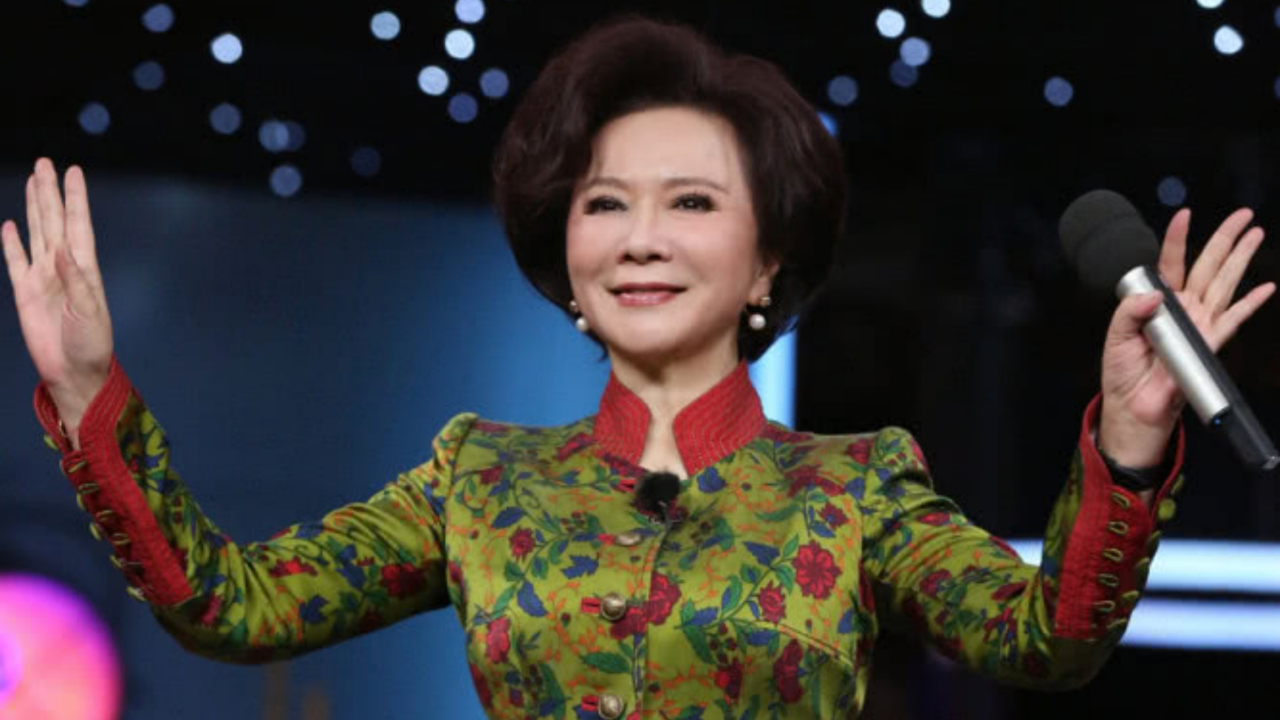 64岁蔡明现身央视春晚彩排,穿羽绒服气场全开,老熟人回归引期待