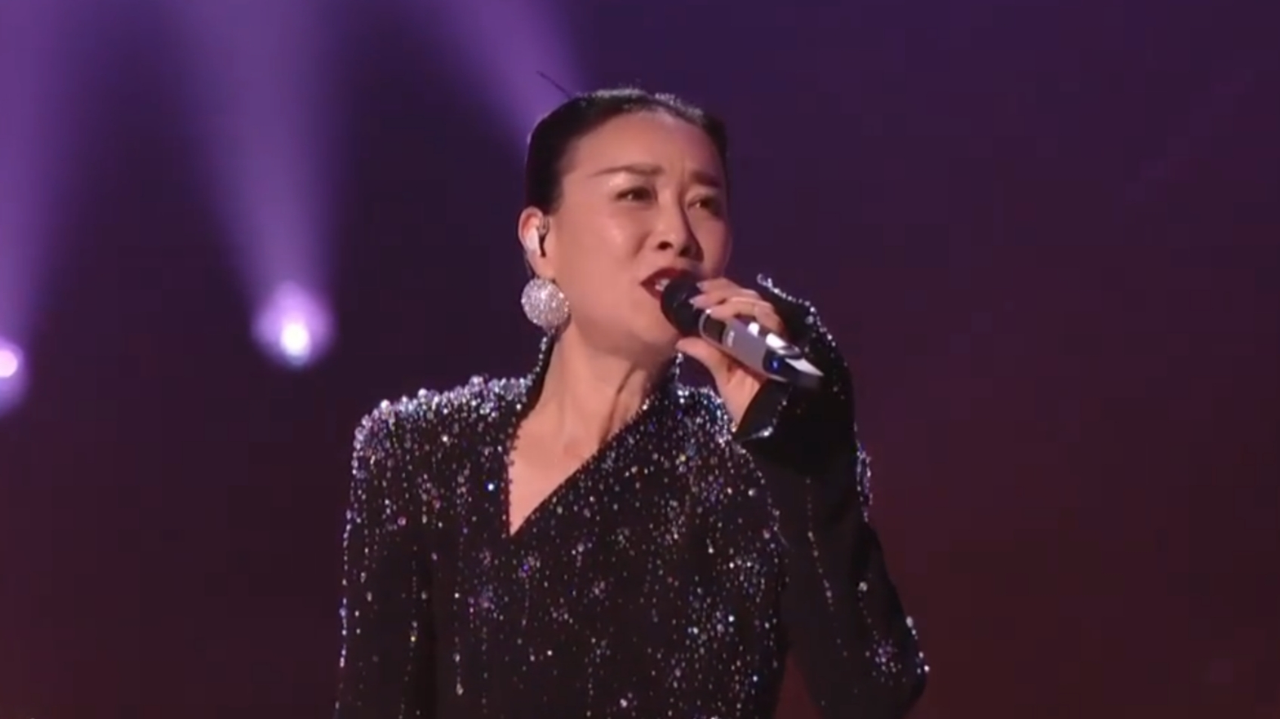 那英歌手初舞台演唱《默》,紧张到声音发抖,零失误轻松飙高音