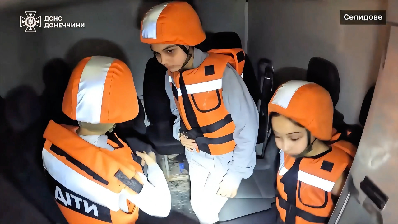 弹片到处乱飞,小孩子戴着头盔,战争逼近让乌克兰人逃离破碎的城市