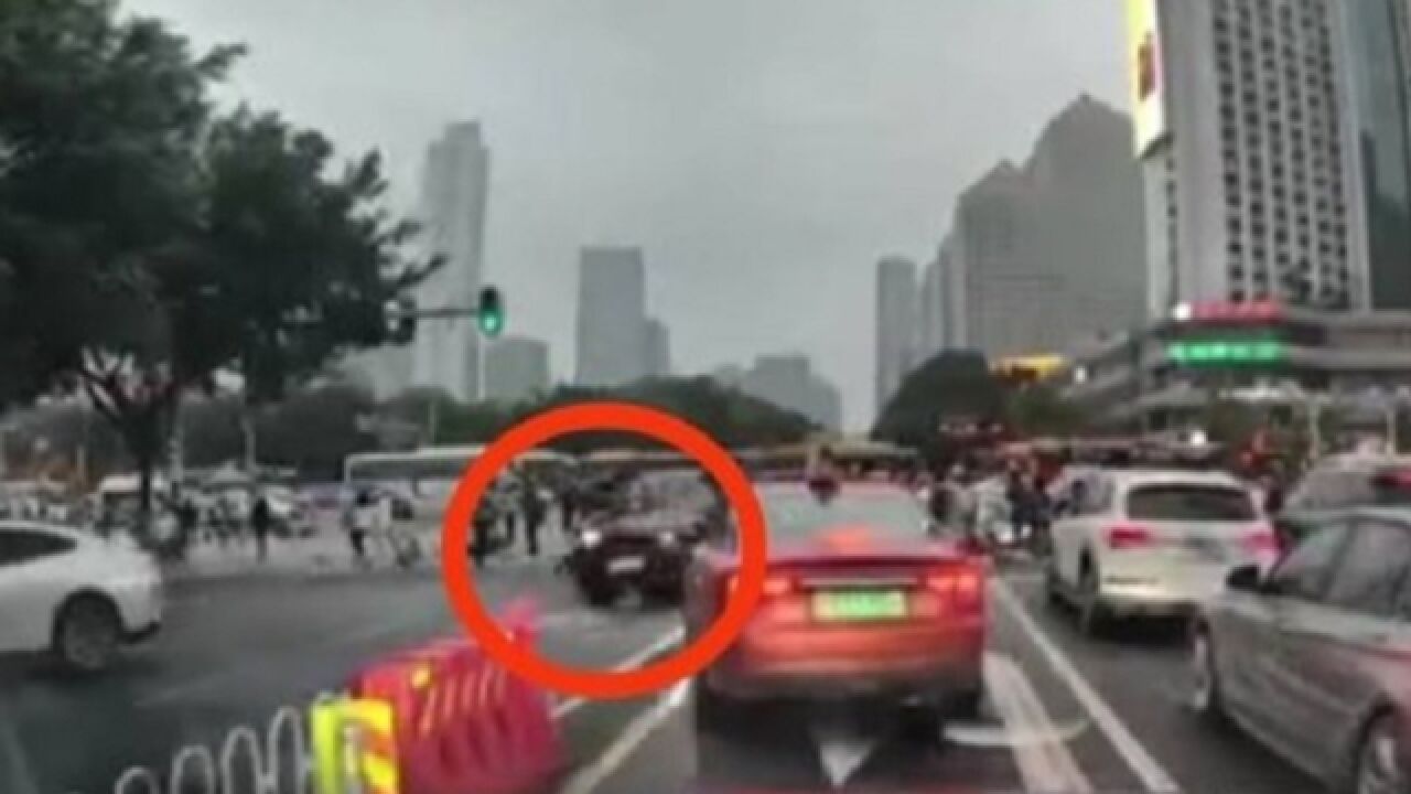 广州一宝马撞人致5死13伤,视频还原惊魂一幕:汽车直接冲入人群_腾讯视频