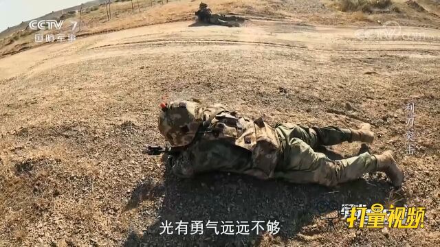 挑战极限!工兵匍匐前进成功开辟一条安全通路