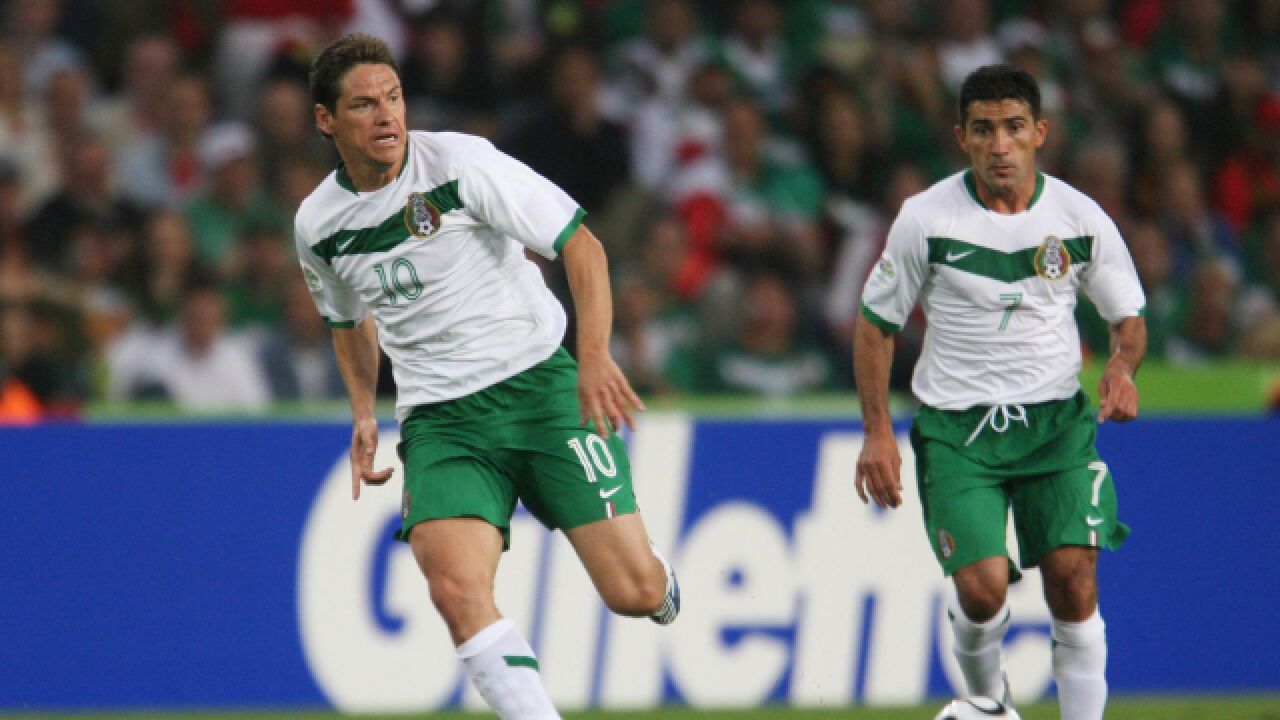 体坛名场面 2006世界杯墨西哥vs安哥拉,花蝴蝶替补席风采依旧