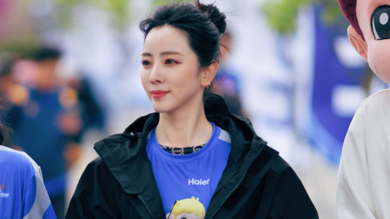 主持人李思思久违现身!参加马拉松好青春,和路人合照亲切无架子