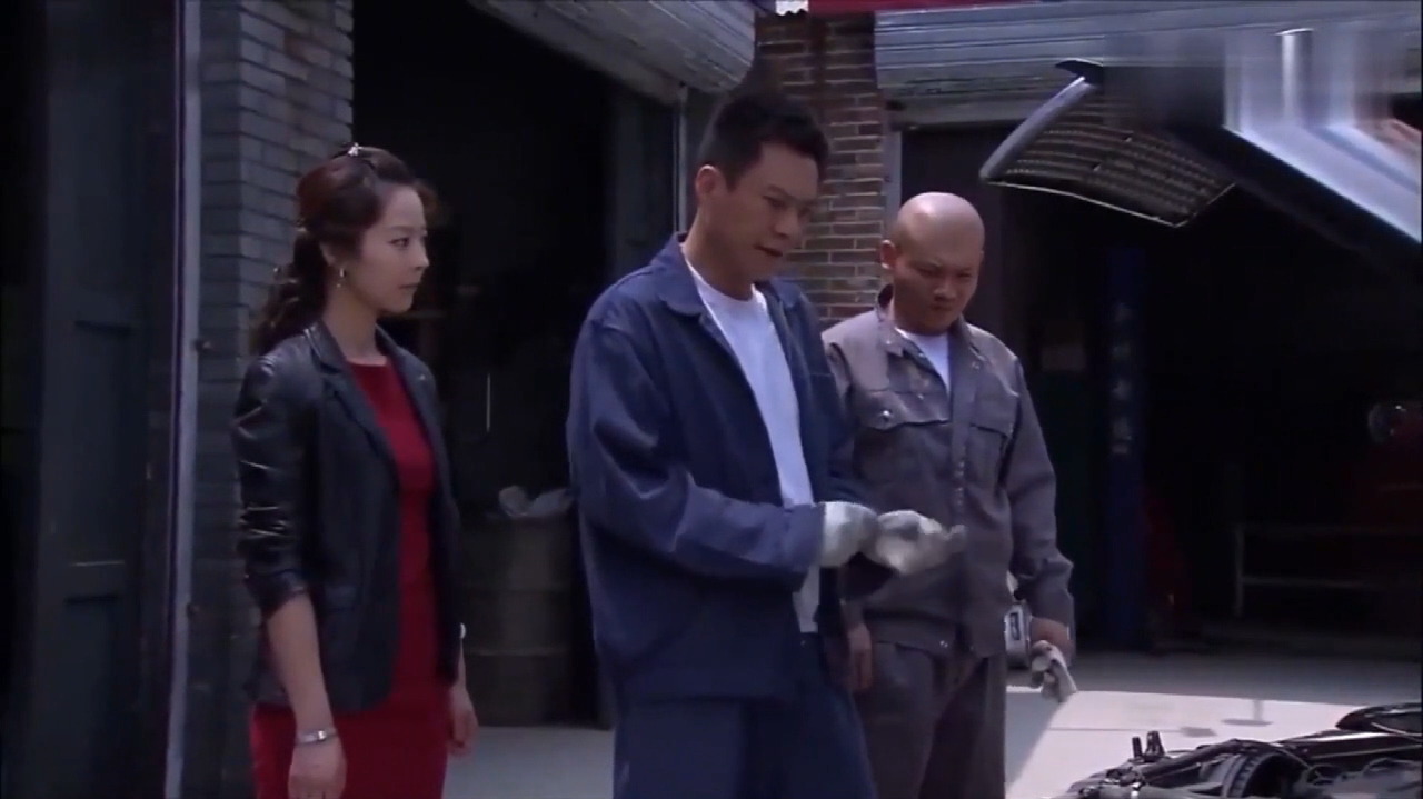 兄弟车行:100万大奔坏了,没人敢修,农村小伙一听就知原因