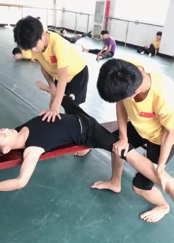 男幼师的心酸,两名同学帮他压腿,光是看着就很疼!