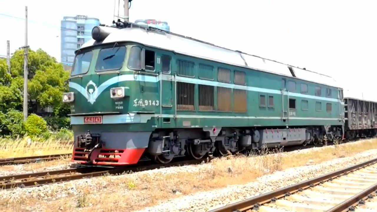 仿佛穿越时空经典的绿色东风4b火车头拉着货运列车慢慢跑