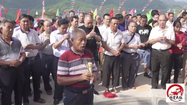 梅州大埔县何氏祭祖盛况;大家用竹竿抬着灯笼去祖坟,你们见过吗