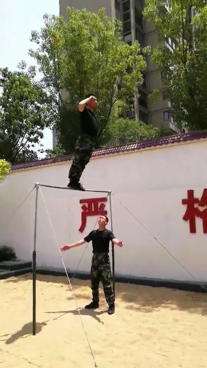 看看兵哥哥的單槓練習槓上敬禮