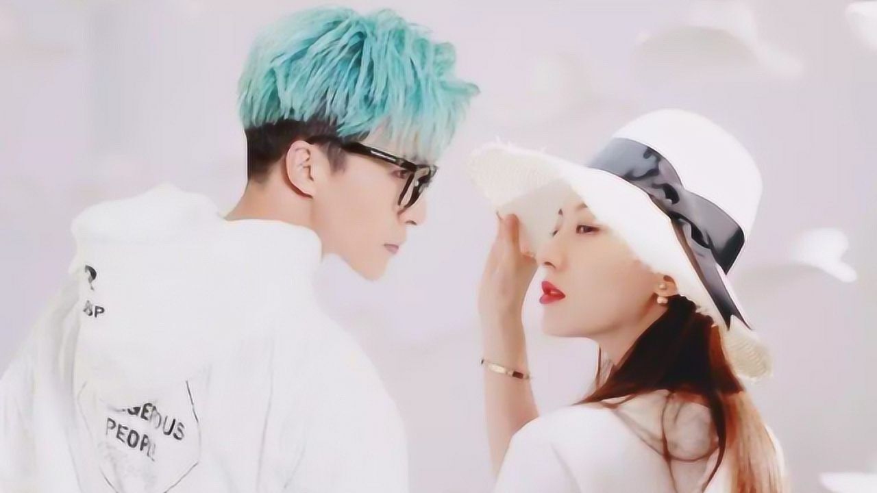 薛之谦高磊鑫携孩子现身,意外曝光自己豪宅,紧靠外滩风景区