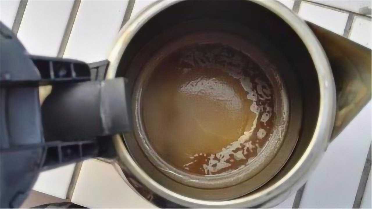 烧水壶里积了厚水垢?只需把它倒进去,立马清除干净,太实用了