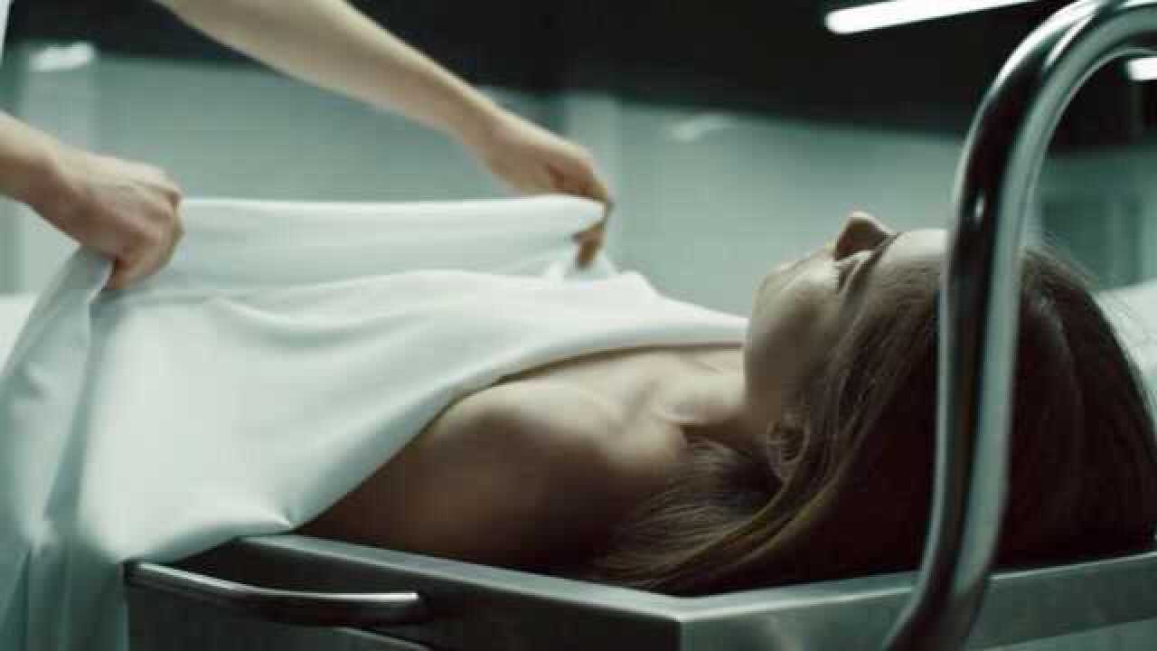 三个男人在停尸间和美女尸体的故事全程无多余镜头忍不住看了3遍