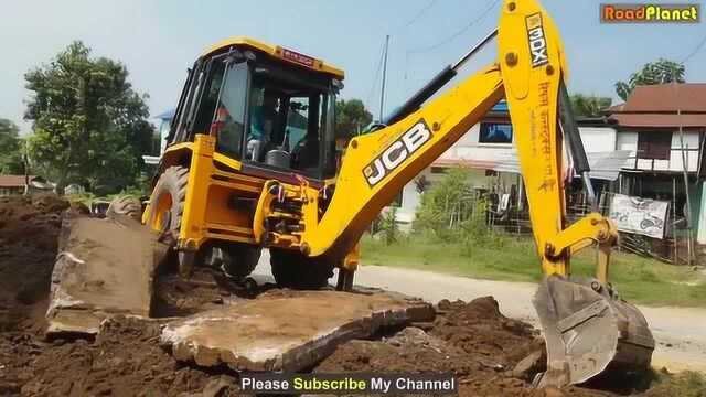 JCB从道路上抛掷重型混凝土板JCB清洁道路