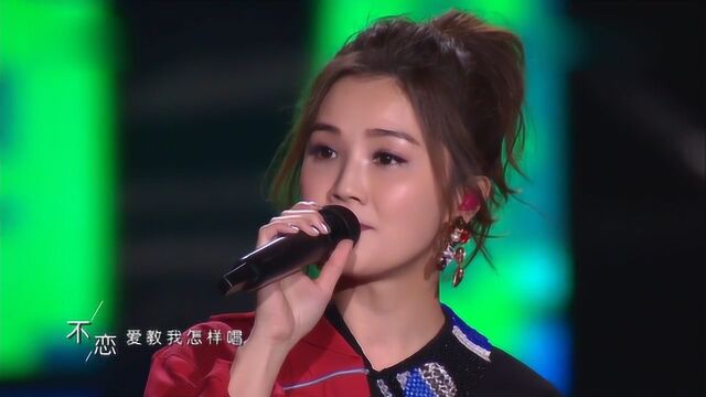 twins深情演唱歌曲《下一站天后》,经典的旋律再次响起,全场都听醉了