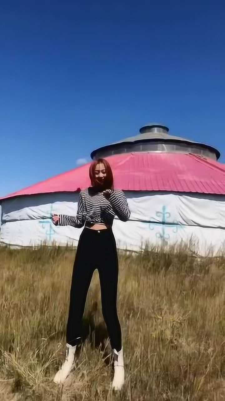 美女草原上跳野狼disco这动感舞姿太美了我瞬间就爱了