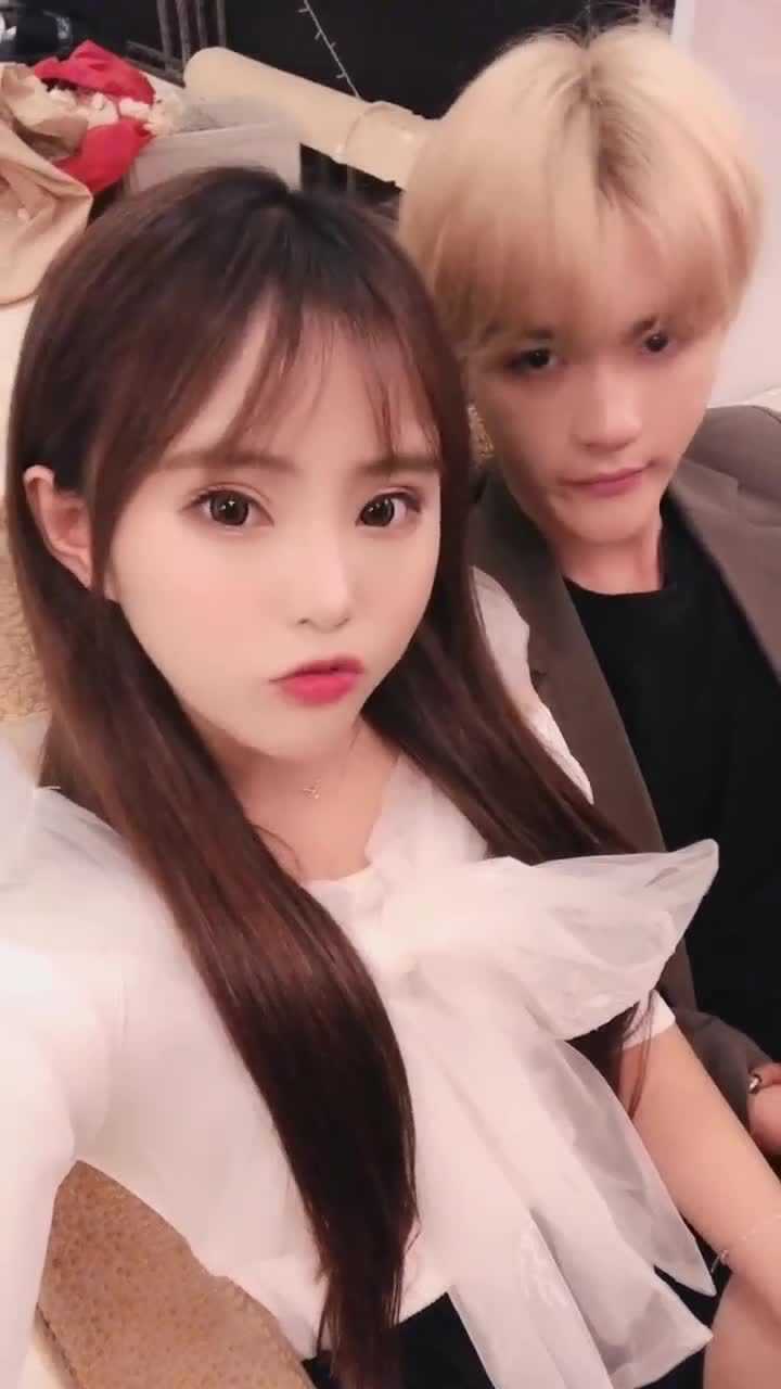 娜娜和可乐同框,接下来娜娜的举动,暴露了二人的关系