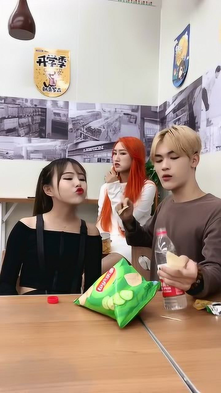 可乐和娜娜秀恩爱,吃饭的时候都不闲着,朋友都快看不下去了!