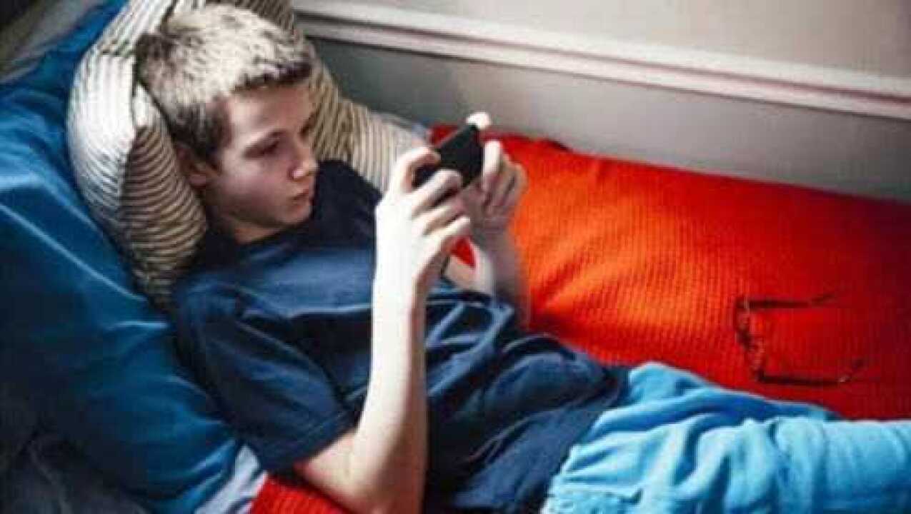 小孩子沉迷玩手机？从小玩手机和很少玩手机的孩子的区别，你知道吗？_高清
