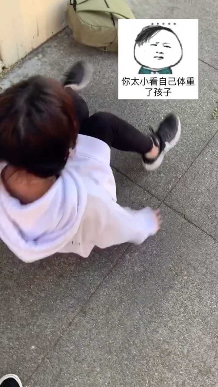 力气小的女生你们值得用屁股坐着来开薯片