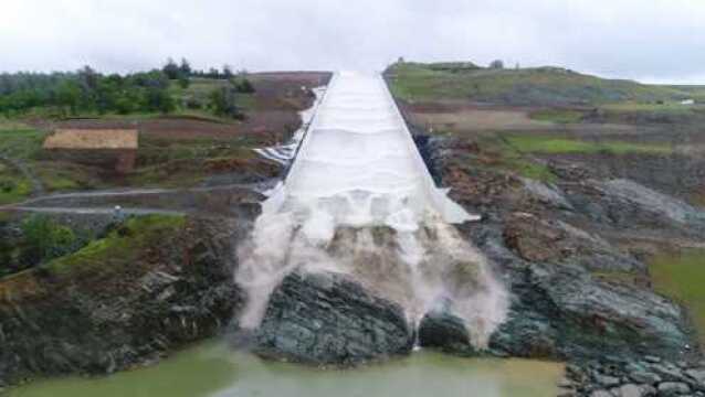 网友实拍溢洪道泄水过程,洪水直流几公里,过程让人惊叹不已