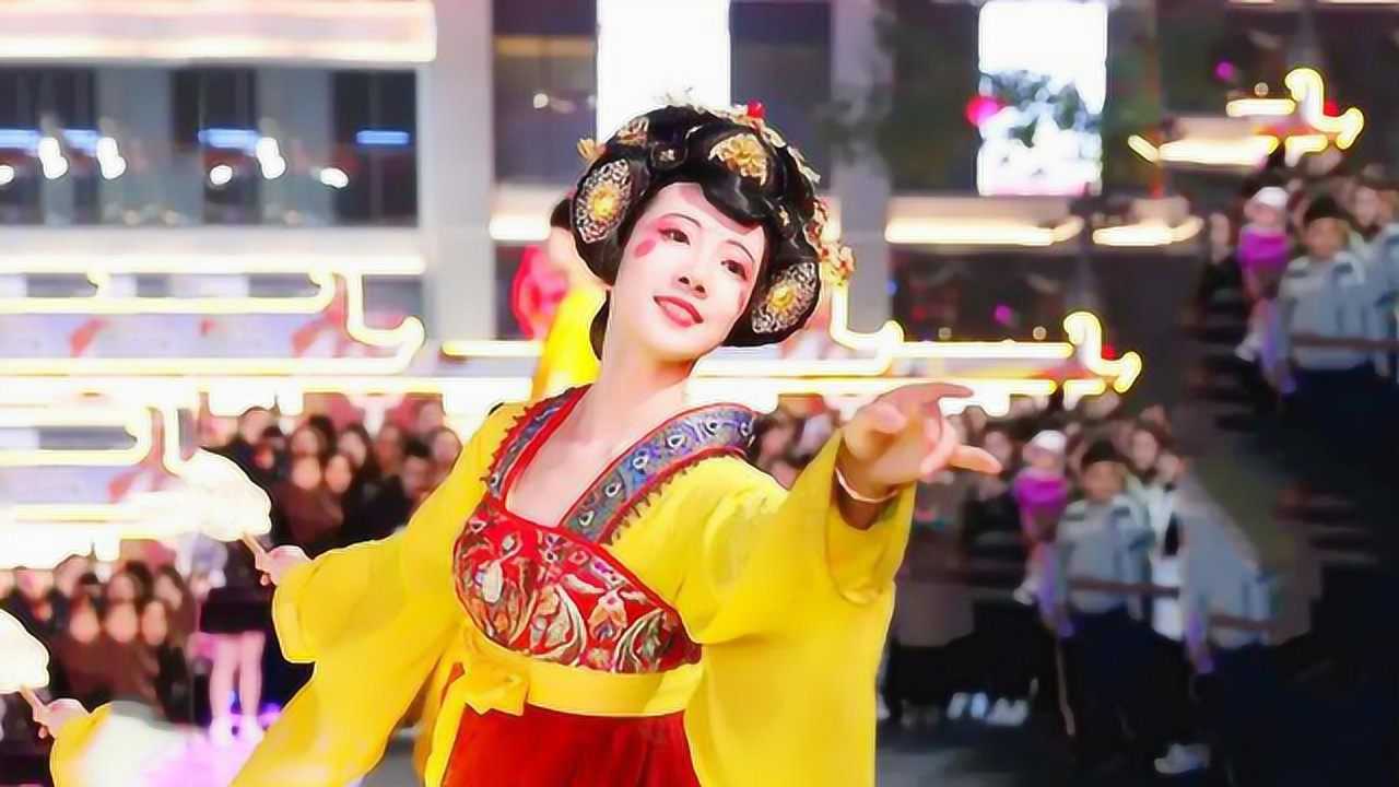 大唐不夜城真人不倒翁火了游客为了见她一度挤断隔离带