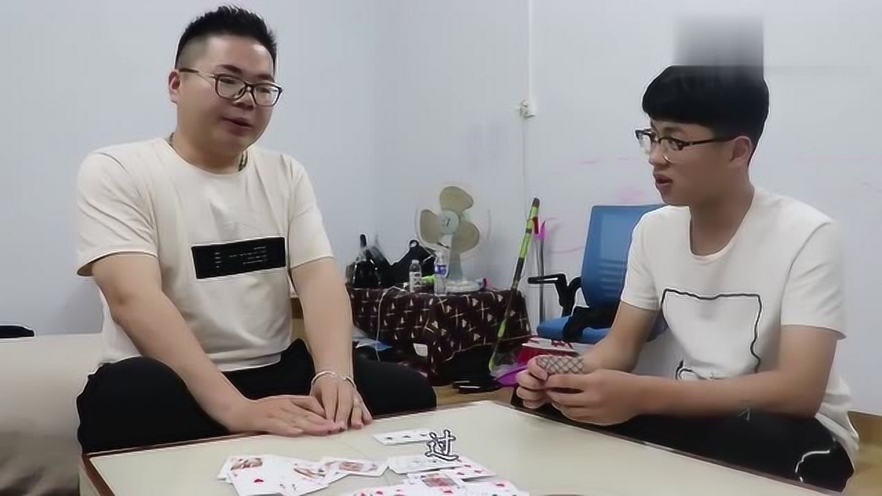 三人斗地主小伙手里全炸弹结果却输了太逗了