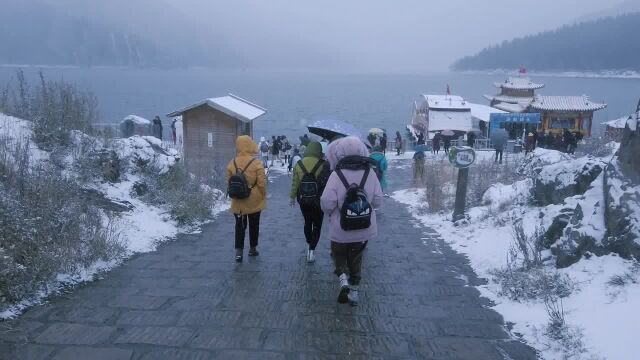 冰雪中的天山天池,云雾茫茫如画,宛若人间仙境