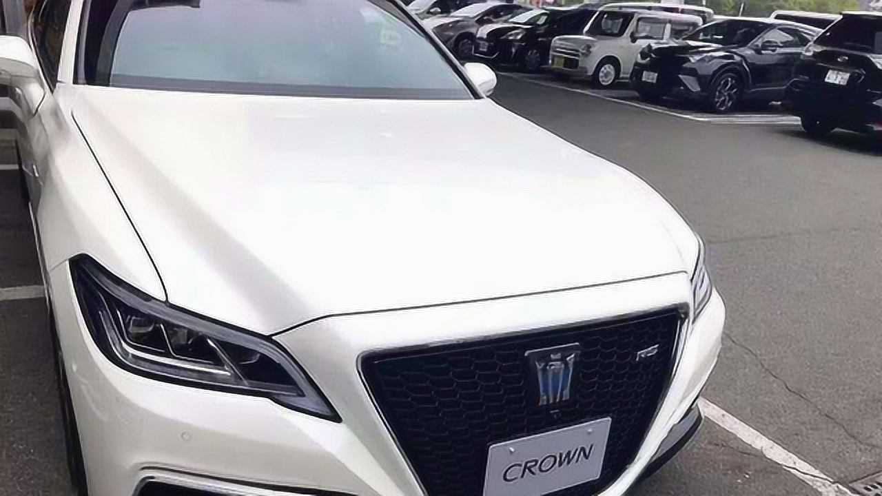 30万的2020款丰田皇冠打开车门坐进驾驶座惊艳的一幕上演了