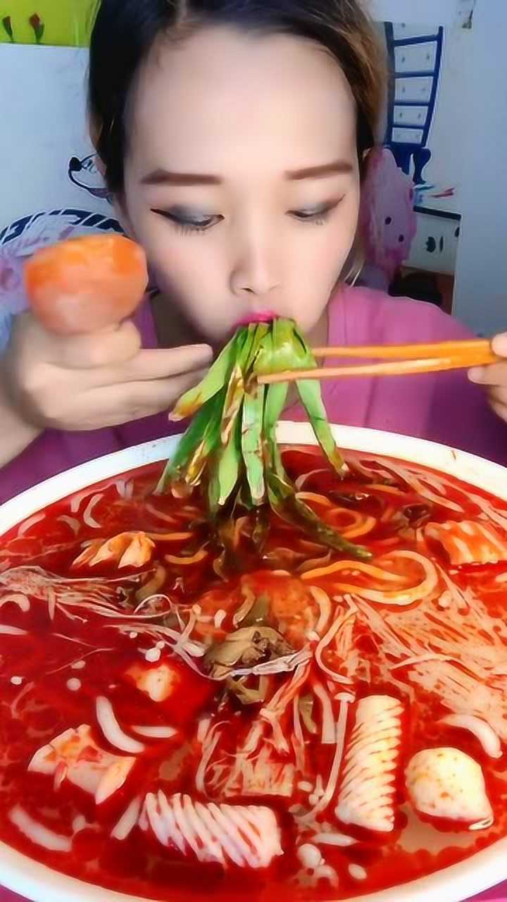 吃播小姐姐作死挑战,吃一大盘爆辣的麻辣烫,真是拼了!