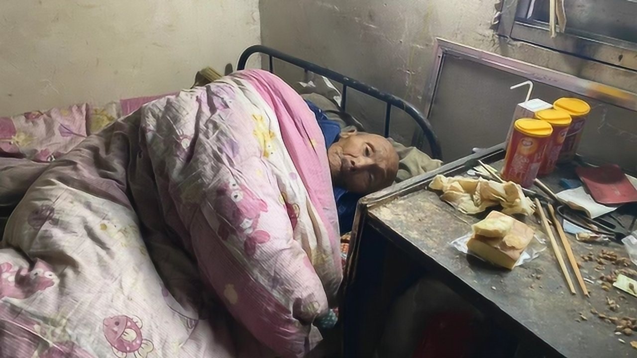 农村90岁老人卧床不起,无儿无女的他该怎么生活?看完心酸了