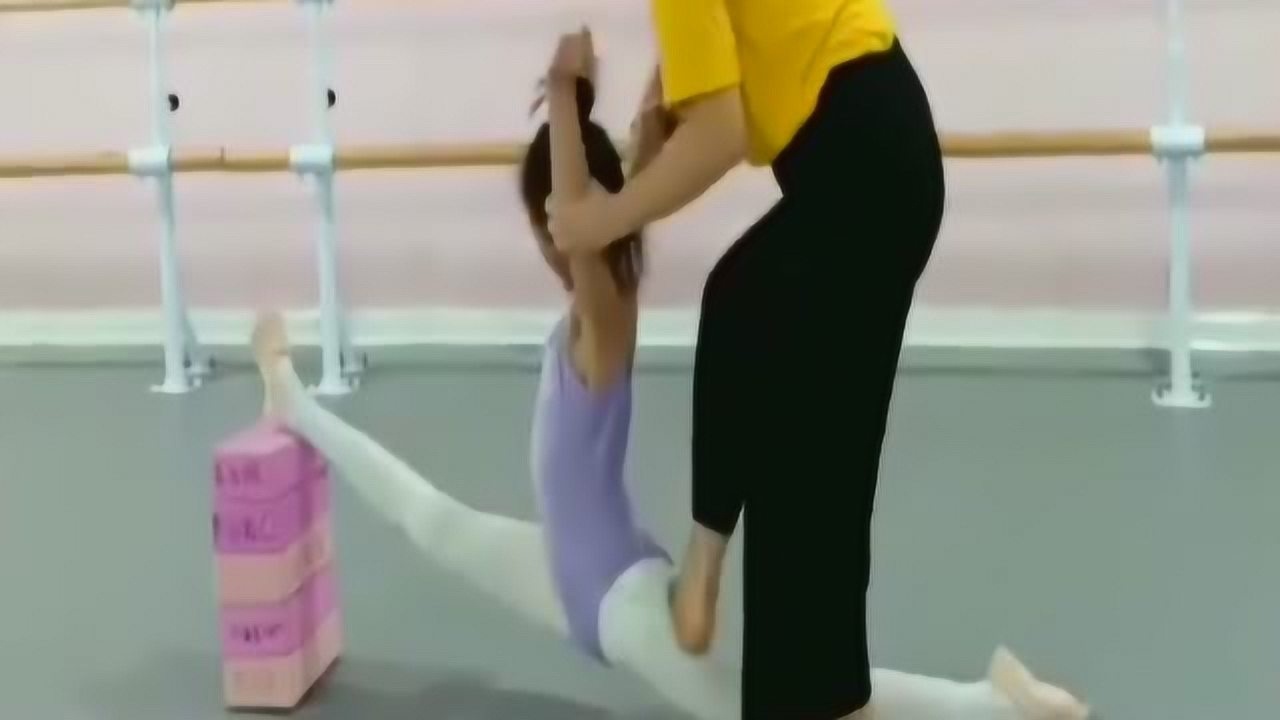 舞蹈生基本功魔鬼训练疼得她眼泪都出来了真是太辛苦了