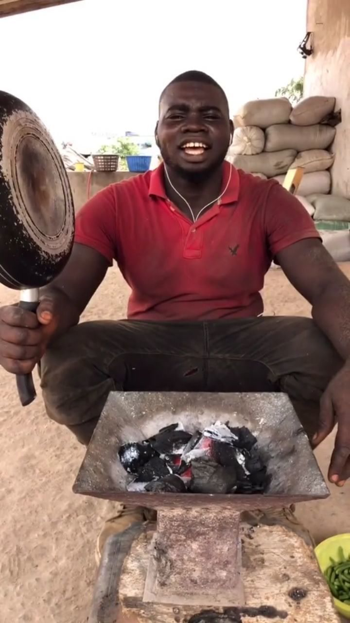 非洲小伙起锅烧油,做"干煸豆角",让我们尝尝味道怎么样!