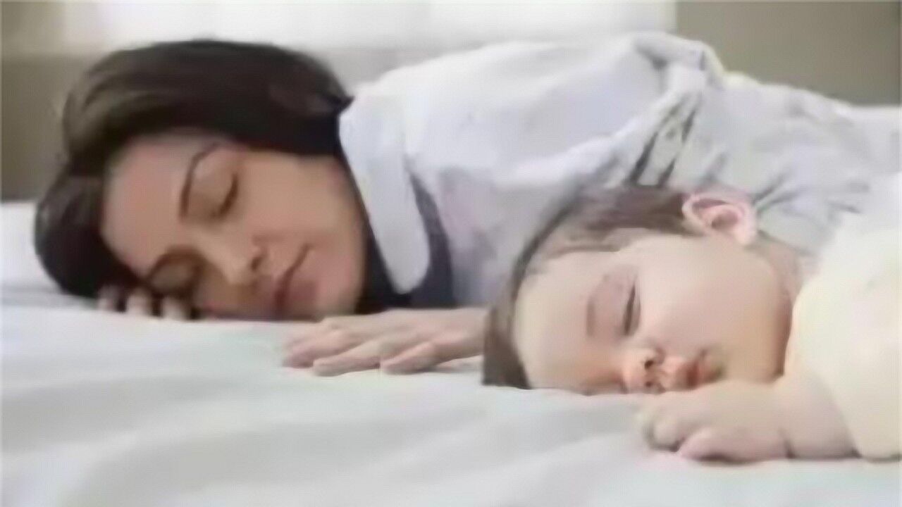 男孩12岁还摸妈妈胸部睡觉，妈妈无奈求助网络，网友的话让她反醒_腾讯视频