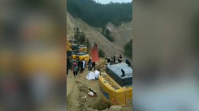 死亡2人 广西融水一施工路段塌方 2辆挖掘机被埋