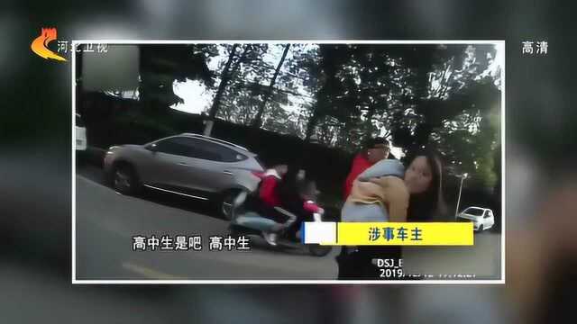 高中生骑车炫技“S”型走位直接撞到汽车引擎盖上,被撞飞