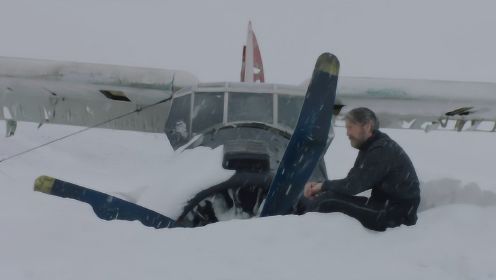 影视：飞机发生事故，大叔被困在寒冷的雪地，每天吃北极鱼肉求生